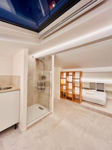 baño grande con ducha y cama en Attic Nest Intimité - confort en coliving, en Cagnes-sur-Mer