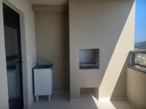 a corner of a room with a refrigerator and a window at Horizonte Infinito - Skyline Comfort Club - Penha in Penha