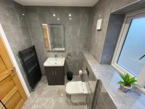 Ένα μπάνιο στο Exquisite large executive home +27 φωτογραφίες