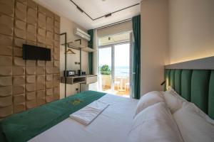 Postel nebo postele na pokoji v ubytování Hotel Royal