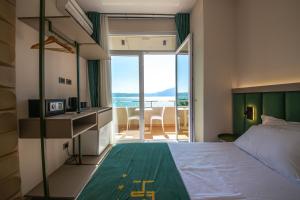 Postel nebo postele na pokoji v ubytování Hotel Royal