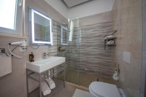 Koupelna v ubytování Hotel Royal + 37 fotografií