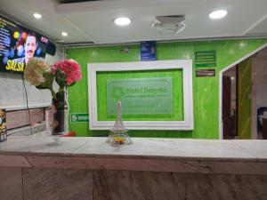 波哥大Hotel Bogota的窗户和花瓶的柜台