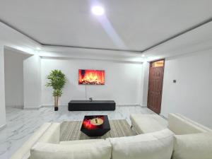 Una televisión o centro de entretenimiento en 1br Tuffoam with lift backupGen Ksm
