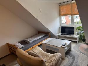a small room with a bed and a table at LaViva Home 24 - Studio mit Galerie in Lübeck