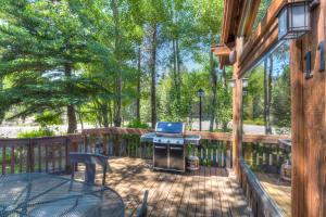 patio ze stołem i laptopem w obiekcie Ridge Court Barrel - Relax in Private Hot Tub w mieście Olympic Valley