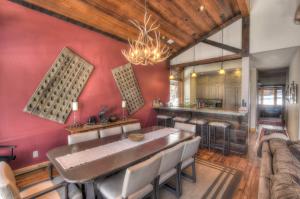 jadalnia z czerwoną ścianą i stołem w obiekcie Ridge Court Barrel - Relax in Private Hot Tub w mieście Olympic Valley +33 zdjęcia