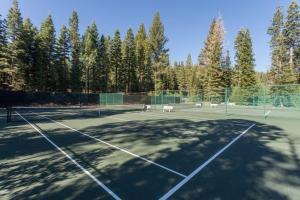 Tennis- og/eða veggtennisaðstaða á Silver Tree Sanctuary in Aspen Grove eða í nágrenninu
