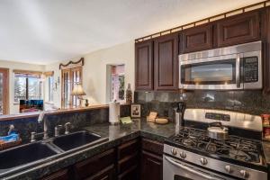 Η κουζίνα ή μικρή κουζίνα στο Mountainside Overlook Lake Views & Hot Tub
