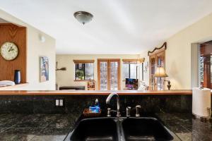 Φωτογραφία από το άλμπουμ του Mountainside Overlook Lake Views & Hot Tub σε Kings Beach +44 φωτογραφίες