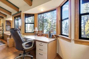 Φωτογραφία από το άλμπουμ του Mountainside Overlook Lake Views & Hot Tub σε Kings Beach