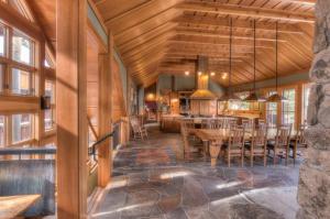Φωτογραφία από το άλμπουμ του Luxury Northstar Palace with Hot Tub & Games σε Truckee