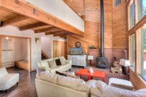 Χώρος καθιστικού στο Northwoods Hangout Near Tahoe Donner