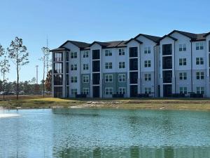 サンタ・ローザ・ビーチにあるSanta Rosa Beach Apartments Landingの水域の隣にある大きな建物