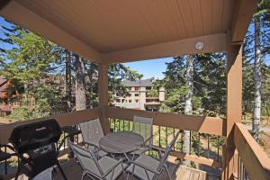eine Terrasse mit Tisch und Stühlen auf einem Balkon in der Unterkunft A Golden Getaway Pool Hot Tub Tennis & More in Truckee