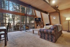 een woonkamer met een bank en een open haard bij Truckee Cabin Getaway - Sleeps 6 in Truckee