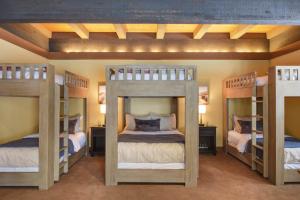 una habitación con tres literas en una casa en Joy on the River Stunning Waterfront Home for 10, en Olympic Valley