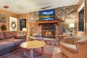 Posezení v ubytování Tahoe Pines Cabin