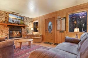 TV a/nebo společenská místnost v ubytování Tahoe Pines Cabin