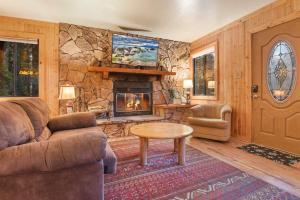 Posezení v ubytování Tahoe Pines Cabin + 26 fotografií