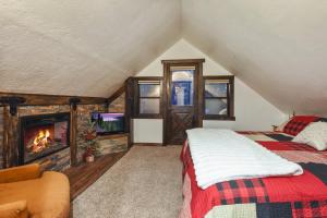 Postel nebo postele na pokoji v ubytování Tahoe Pines Cabin