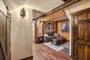Posezení v ubytování Tahoe Pines Cabin