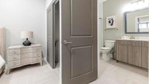 Un baño con inodoro, lavabo y puerta. en Downtown Birmingham Apartments by Landing, en Birmingham 83 fotos más