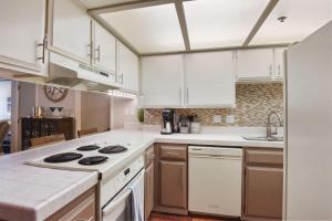 une cuisine avec des armoires blanches et un four à plaques de cuisson dans l'établissement Escape to Incline Village Min to Beach and Skiing, à Incline Village