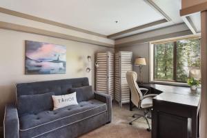 un salon avec un canapé et un bureau dans l'établissement Escape to Incline Village Min to Beach and Skiing, à Incline Village