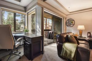 un bureau avec un bureau et une chaise dans l'établissement Escape to Incline Village Min to Beach and Skiing, à Incline Village