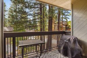 un banc sur un balcon avec vue sur les arbres dans l'établissement Escape to Incline Village Min to Beach and Skiing, à Incline Village