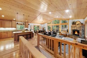 cocina abierta y sala de estar con chimenea en Modern Lake Tahoe Retreat Ski and Swim, en Tahoe Vista