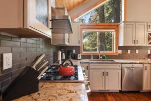 Η κουζίνα ή μικρή κουζίνα στο Luxury Tahoe Chalet Minutes to Dining +22 φωτογραφίες