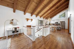 una cucina e un soggiorno con soffitto in legno di Bright & Modern Cabin Luxury Home in Carnelian Bay a Carnelian Bay