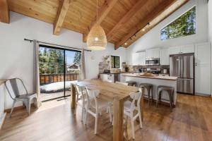 una grande cucina con tavolo e sedie in legno di Bright & Modern Cabin Luxury Home in Carnelian Bay a Carnelian Bay Altre 21 foto