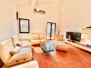Televisyen dan/atau pusat hiburan di Kumbor sunny port with shared pool