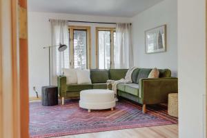 sala de estar con sofá verde y alfombra en North Lake Hideaway Prime Locale for Outdoor Fun, en Alpine Meadows