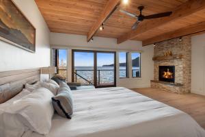 Giường trong phòng chung tại Soak in Luxury Lake Views of Tahoe from Deck