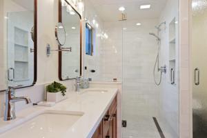 Phòng tắm tại Soak in Luxury Lake Views of Tahoe from Deck