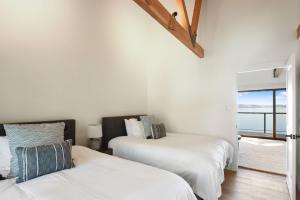 Giường trong phòng chung tại Soak in Luxury Lake Views of Tahoe from Deck