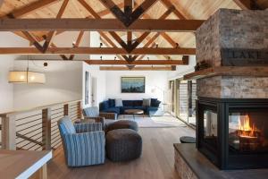 Khu vực ghế ngồi tại Soak in Luxury Lake Views of Tahoe from Deck