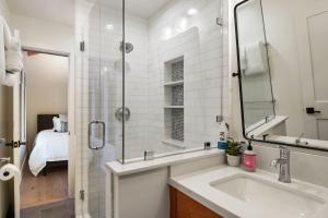 Phòng tắm tại Soak in Luxury Lake Views of Tahoe from Deck