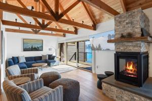 Khu vực ghế ngồi tại Soak in Luxury Lake Views of Tahoe from Deck +37 ảnh