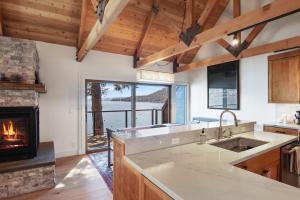 Ảnh trong thư viện ảnh của Soak in Luxury Lake Views of Tahoe from Deck ở Incline Village