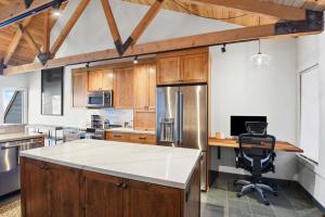 Nhà bếp/bếp nhỏ tại Soak in Luxury Lake Views of Tahoe from Deck