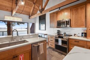 Nhà bếp/bếp nhỏ tại Soak in Luxury Lake Views of Tahoe from Deck
