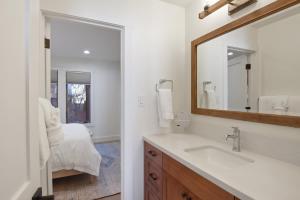 Phòng tắm tại Soak in Luxury Lake Views of Tahoe from Deck