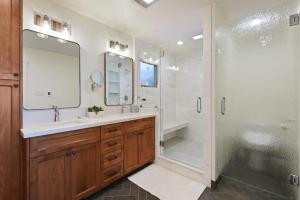 Phòng tắm tại Soak in Luxury Lake Views of Tahoe from Deck