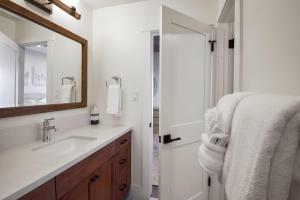 Phòng tắm tại Soak in Luxury Lake Views of Tahoe from Deck