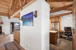 TV/trung tâm giải trí tại Soak in Luxury Lake Views of Tahoe from Deck